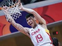 乐鱼体育全站-精彩瞬间回顾：CBA比赛场上燃爆全场，球员斗志昂扬