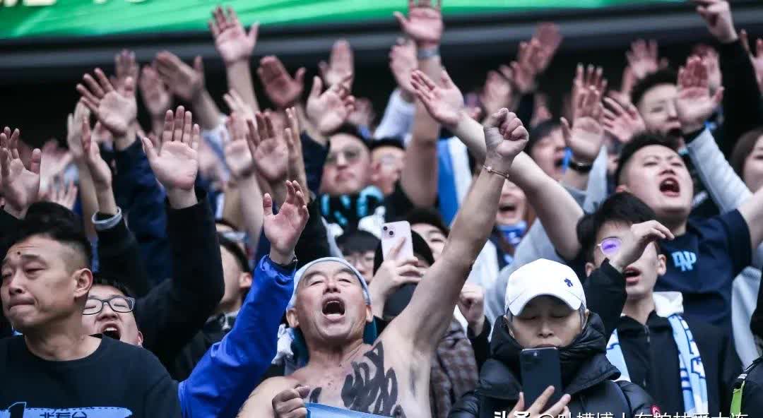 包含西雅图海湾者球迷现场助威，球队士气高涨的词条