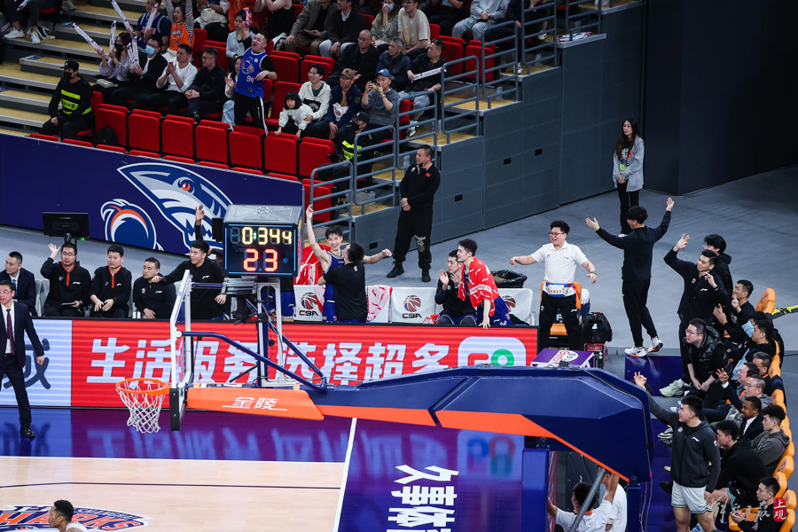 关于CBA俱乐部杯首场比赛上海久事大鲨鱼对阵山西队的信息