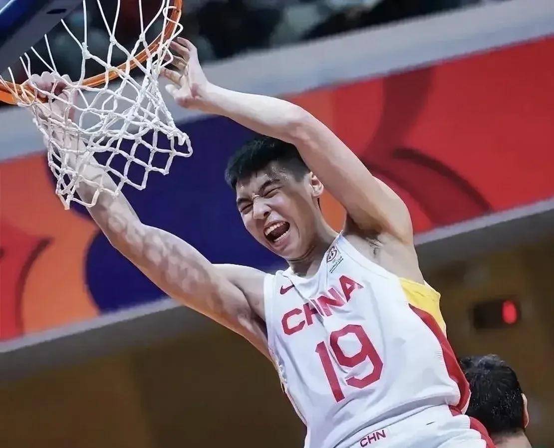 精彩瞬间回顾：CBA比赛场上燃爆全场，球员斗志昂扬